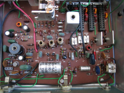 Heathkit HW-7 QRP Transceiver, chassis view, cover off, image bottom is front panel