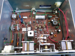 Heathkit HW-7 QRP Transceiver, chassis view, cover off, image bottom is front panel
