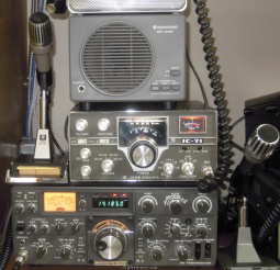 Set (middle unit) with Kenwood TS-830S Tx and SP-230 speaker. Thanks to VA7VO